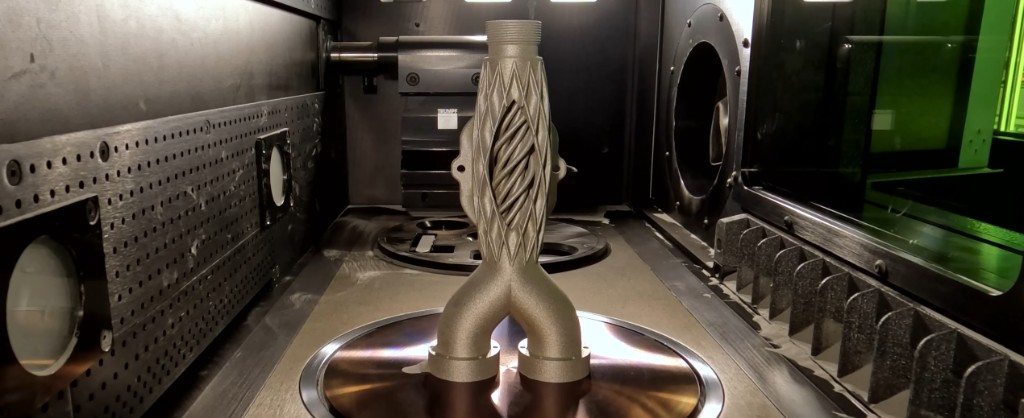 Díl v komoře průmyslové 3D tiskárny